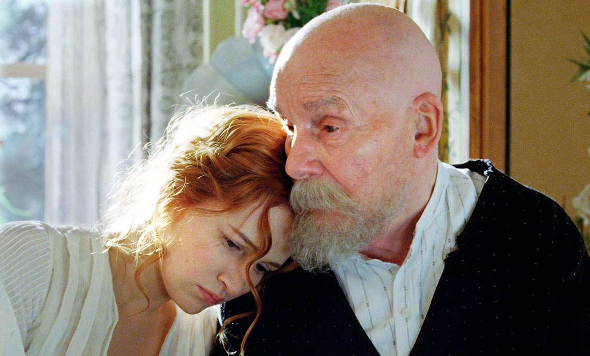 A Renoirt játszó Michel Bouquet legalább mutat valami érdekeset, de Christa Theret képtelen eltalálni a karaktert