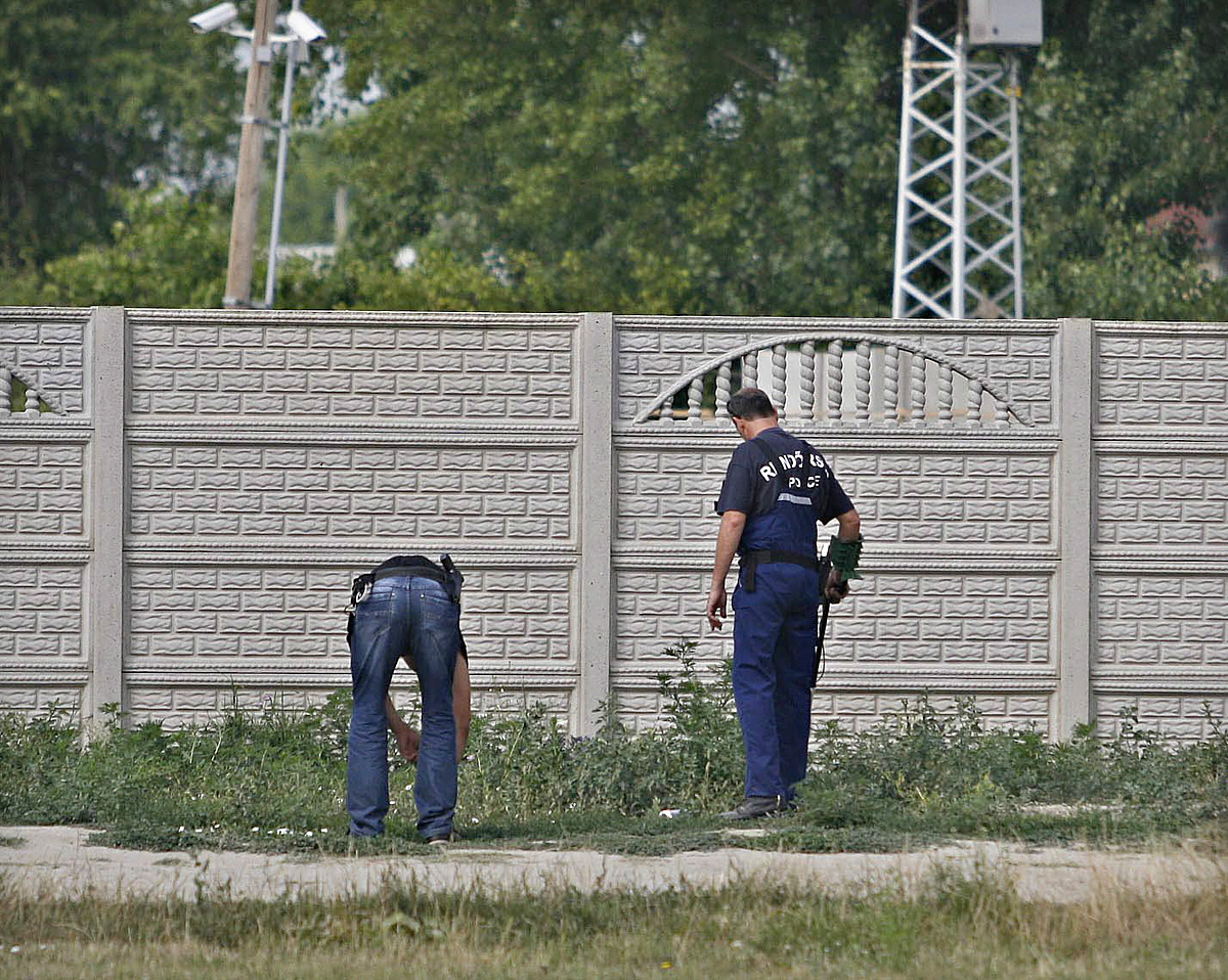 Helyszínelők dolgoznak Szigetszentmiklóson, a Temető utcában