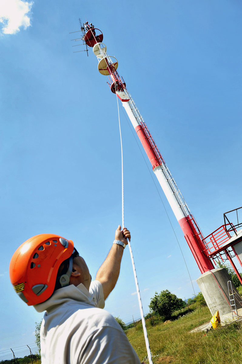 Az Antenna Hungária Kemencén lévő átjátszóállomására a digitális átálláshoz szükséges antennarendszert szereltek a szakemberek