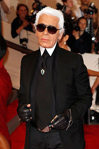 Karl Lagerfeld divattervező a tőle megszokott fekete-fehérben, az elmaradhatatlan napszemüveggel