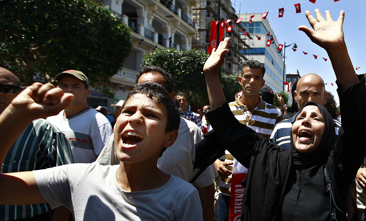 Ezrek tüntettek pénteken Tuniszban, miközben általános sztrájk bénította meg az országot 