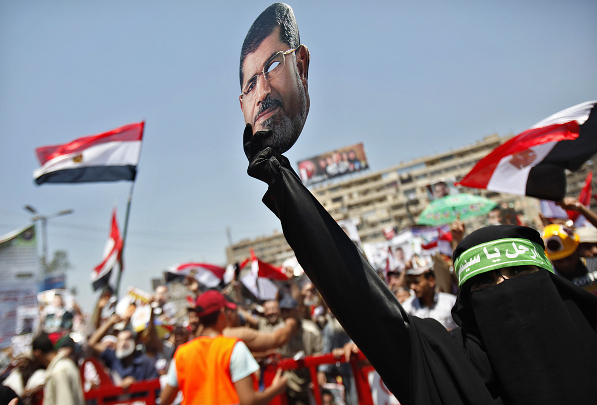 Mohamed Murszi megdöntött egyiptomi elnök maszkjával tüntet a Muzulmán Testvériség egy szimpatizánsa pénteken, Kairóban