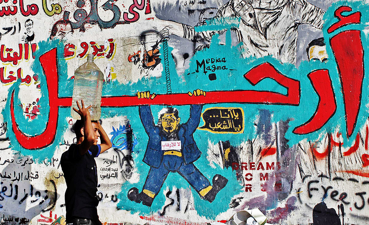 Mohamed Murszit, a megdöntött elnököt ábrázoló graffiti. A távozását követelték a falfeliraton is
