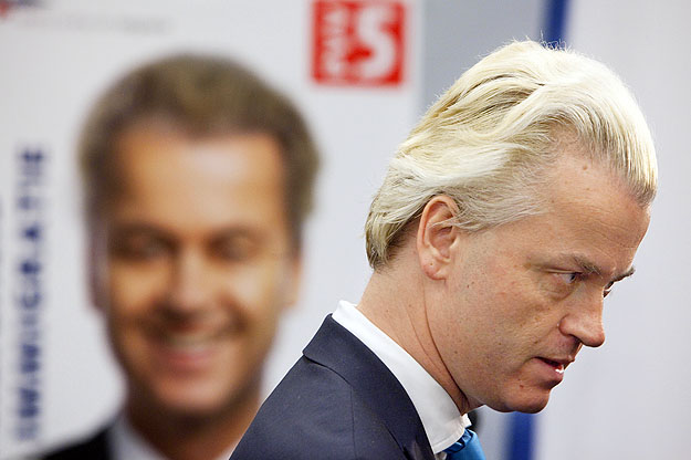 Geert Wilders 2010-ben, a pártja programját bemutató hágai sajtóértekezleten. Rengetegen fenyegetik