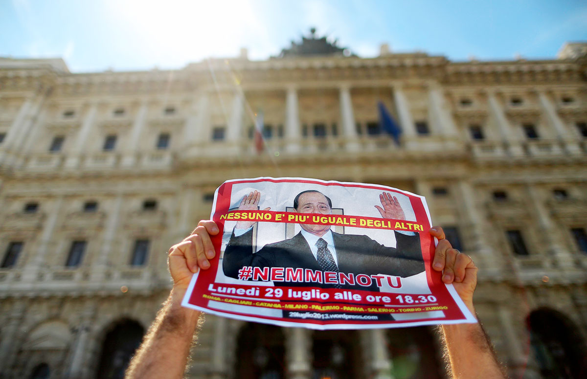 „Senki se egyenlőbb másoknál. Még te sem!” – hirdeti transzparensén egy Silvio Berlusconi ellen tüntető a római semmítőszék épületénél