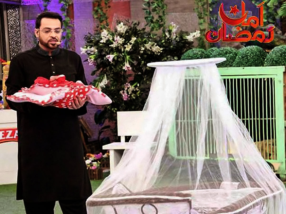 Aamir Liaquat Hussain műsorvezető és hitszónok tévés vetélkedője „fődíjával”, az alig kéthetes Fatimával