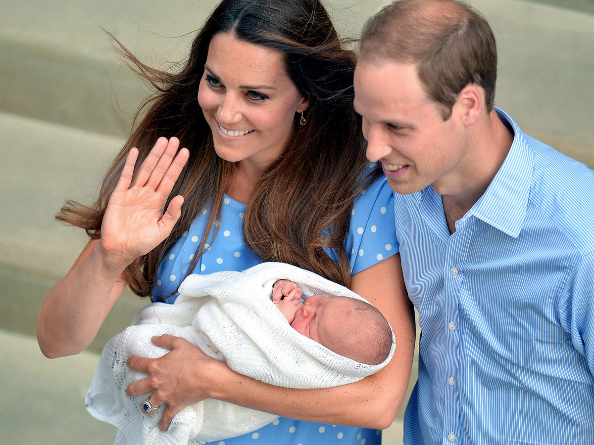 Az ifjú trónörökös hamar bemutatkozott a nyilvánosságnak: a hercegi pár a baba születése után alig 24 órával máris elhagyta a kórházat