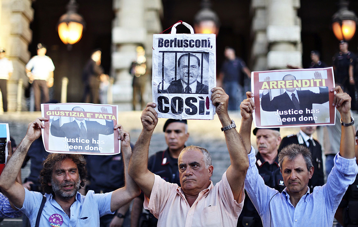 Berlusconi-ellenes tüntetők a legfelsőbb bíróság épületénél tegnap
