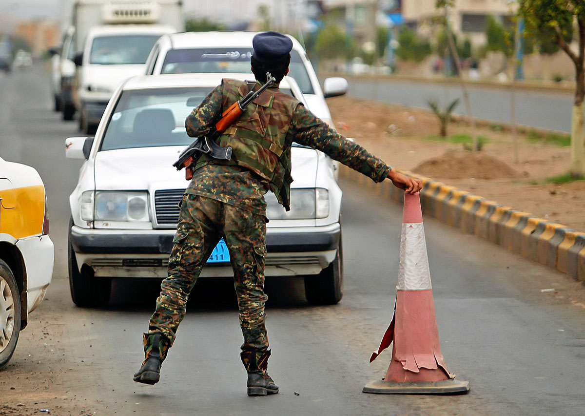 Rendőri ellenőrzés Jemen fővárosában