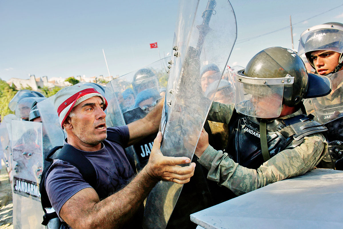 Tüntető a tárgyalás helyszínénél, az Isztambulhoz közeli Silivri börtönnél