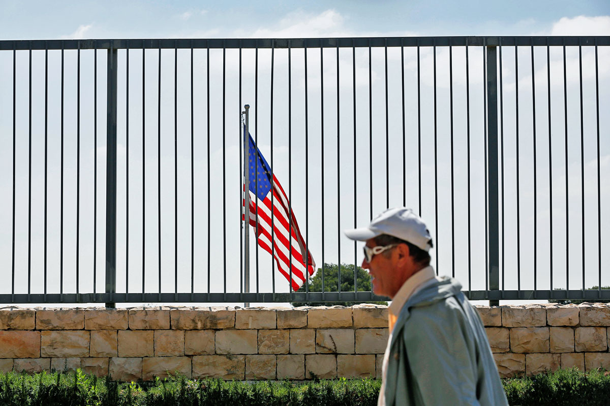 Amerikai zászló az Egyesült Államok jeruzsálemi konzulátusán. Csak találgatnak, honnan jön a fenyegetés
