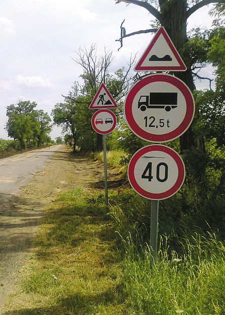 A cigándi út – a tiltótábla ellenére egyes kamionosok behajtanak az alsóbbrendű útra 