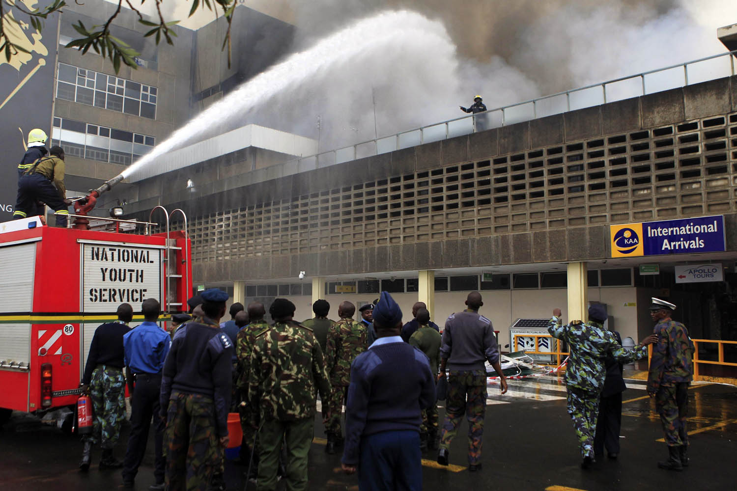 A tűzoltók küzdenek a lángokkal a nairobi reptéren