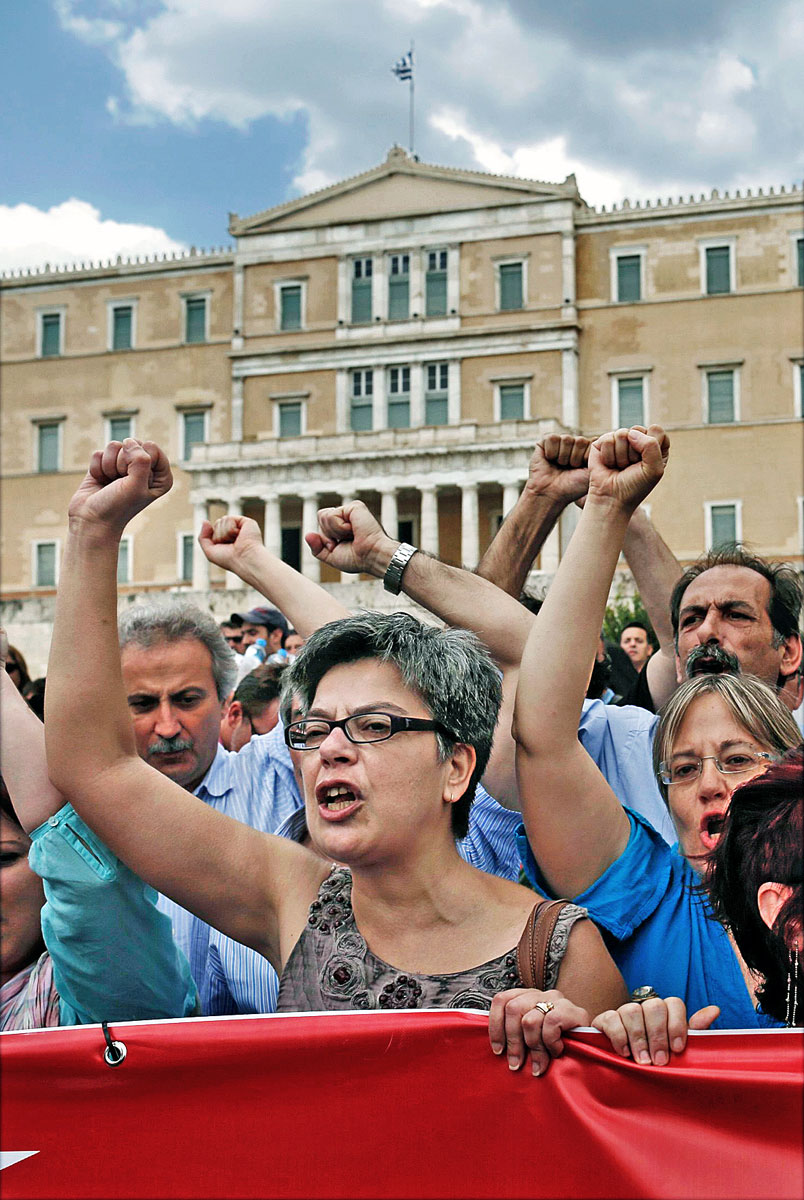 Az újabb megszorítások ellen tüntettek a sztrájk alatt kedden Athénban