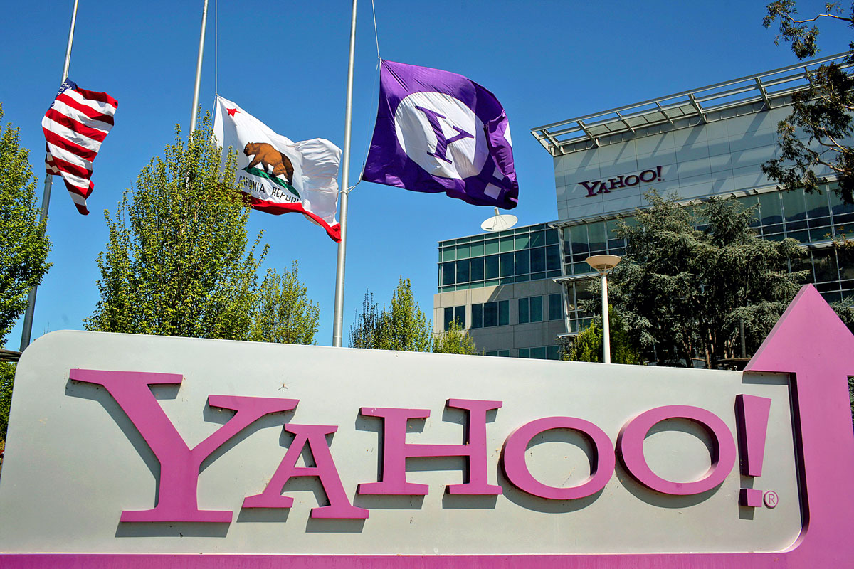 A Yahoo! központja Kaliforniában. A vezetés után a táblát is lecserélik