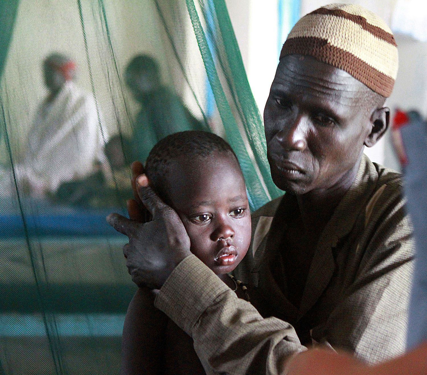 Apa a maláriás lányával egy szudáni kórházban