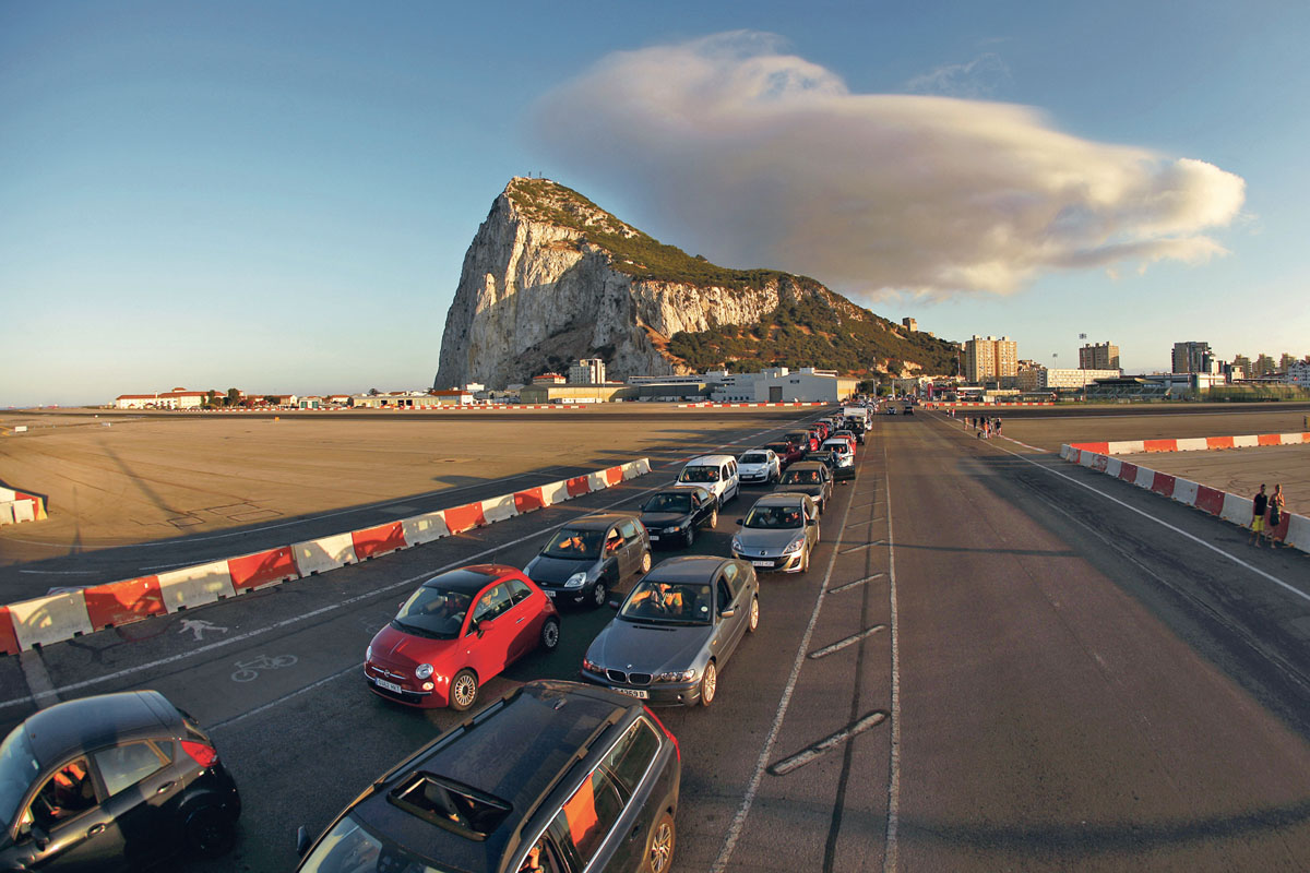 Autósok várakoznak a gibraltári repülőtéren át vezető úton – határátlépésre várva