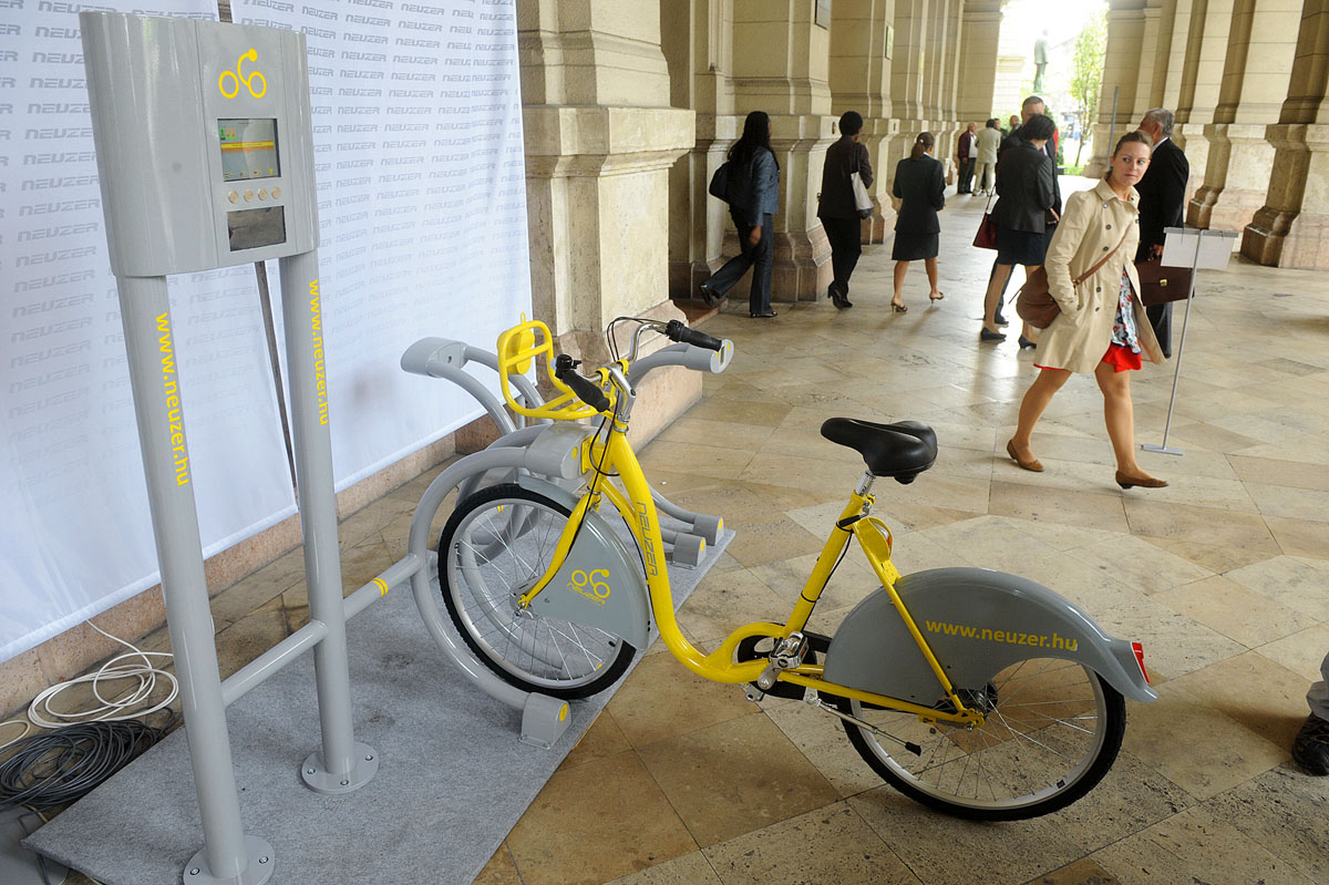 Tavaly mutatták be Budapesten az esztergomi Neuzer cég közösségi kerékpárjának mintadarabjait