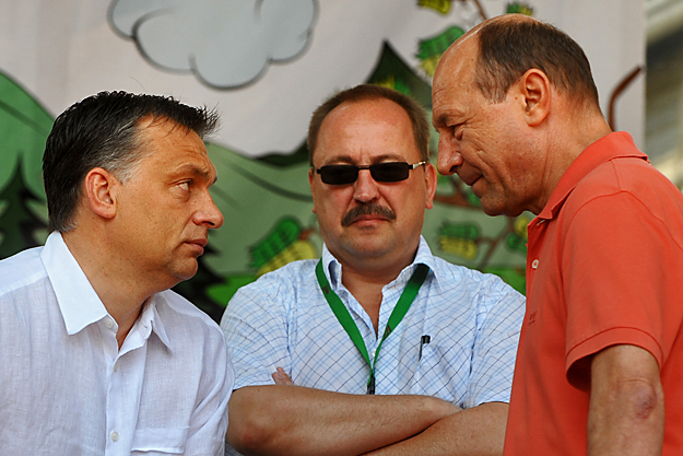 Orbán Viktor, Németh Zsolt és Traian Basescu a 2010-es tusványosi szabadegyetemen. Hiába zarándokolnak?