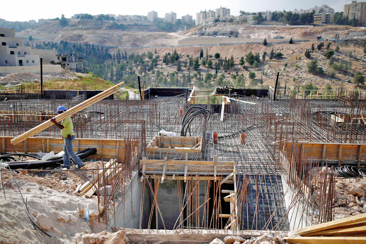 Lakóházat építenek a ’67-ben elfoglalt kelet-jeruzsálemi Piszgat Zeev kerületben