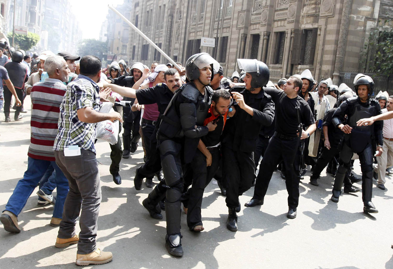 Tüntetőt visznek el a rendőrök a keddi zavargások után. A nagy demonstrációkhoz egyelőre nem mernek hozzányúlni