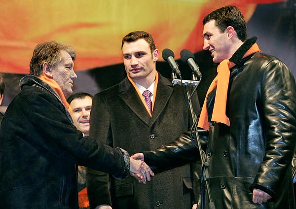 Juscsenko a két ukrán bokszbajnokkal, Vlagyimir és Vitalij Klicskóval 2004-ben