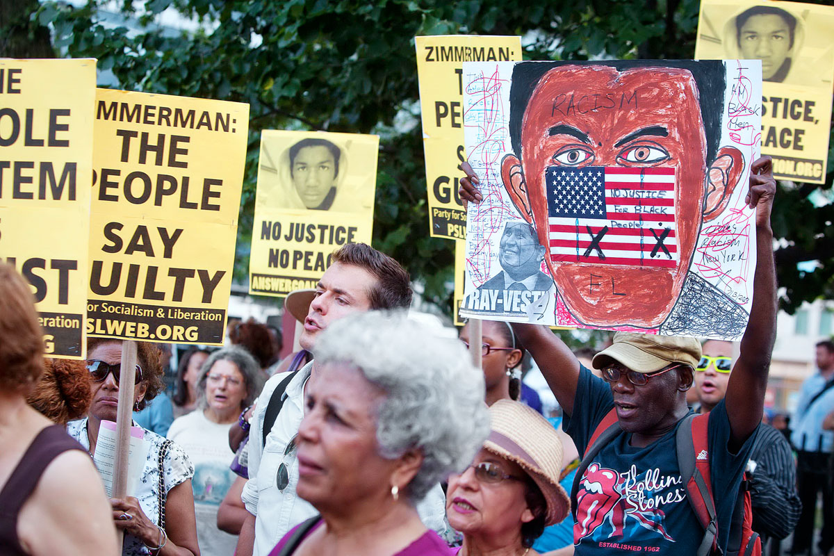 George Zimmerman felmentése ellen tüntetnek és a lelőtt Trayvon Martinra emlékeznek New Yorkban, Harlemben