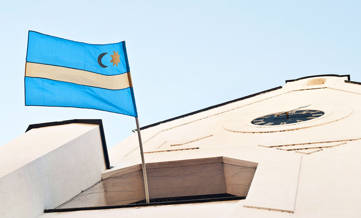 Székely zászló a dunaszerdahelyi polgármesteri hivatal homlokzatán