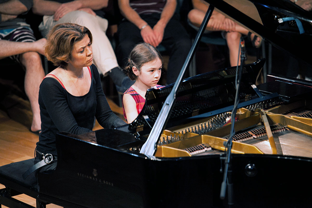 Katia Skavani és a kilencéves, tündéri Alexandra Stychkina játszott részleteket Brahms op. 39-es keringősorozatából