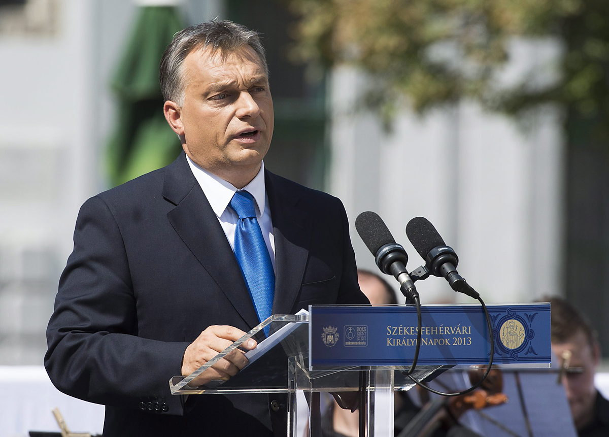 Székesfehérvár, 2013. augusztus 19. Orbán Viktor miniszterelnök beszédet mond a székesfehérvári Városház téren tartott Szent István napi ünnepségen 2013. augusztus 19-én. MTI Fotó: Illyés Tibor