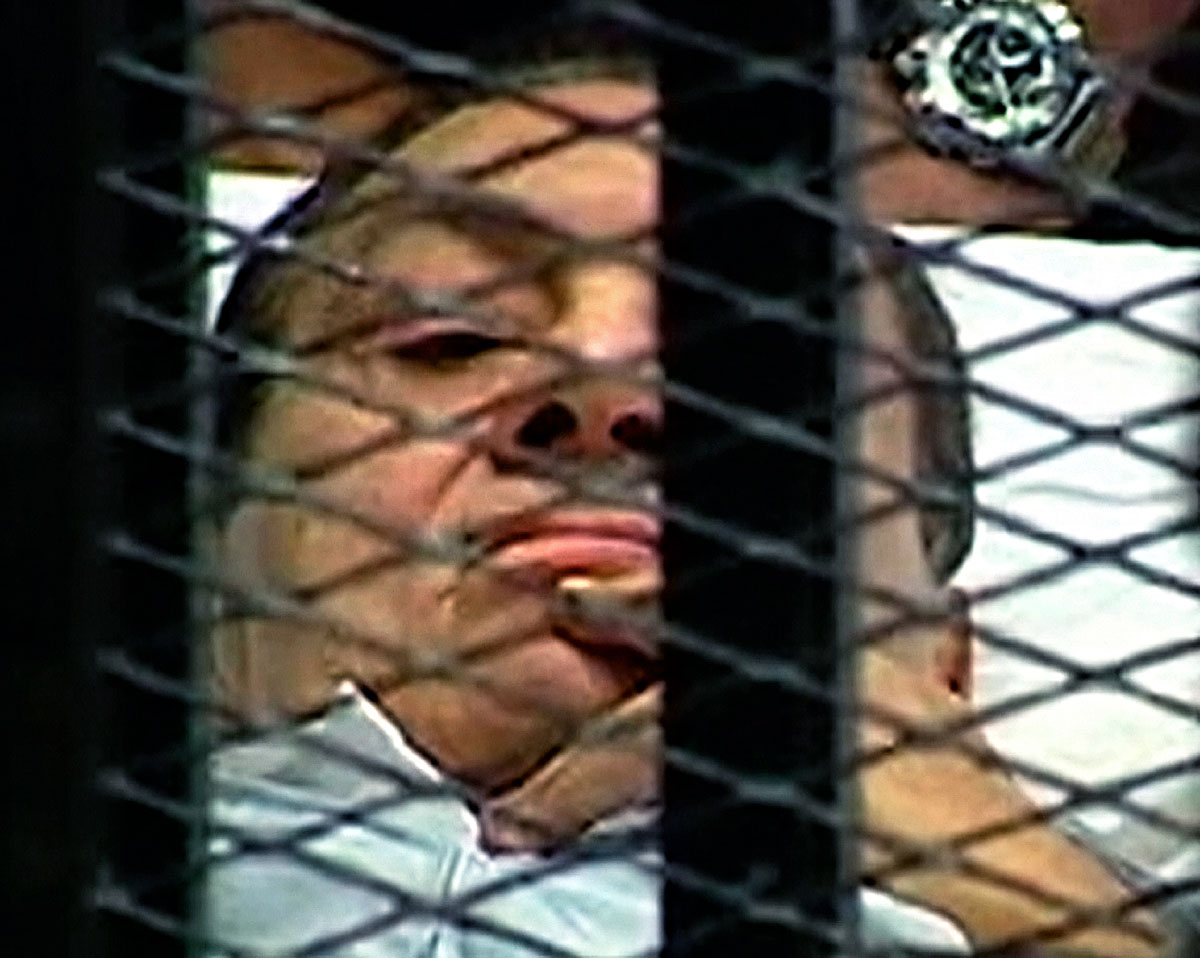 Mubarak hordágyon, ketrecben hallgatta végig az első pert