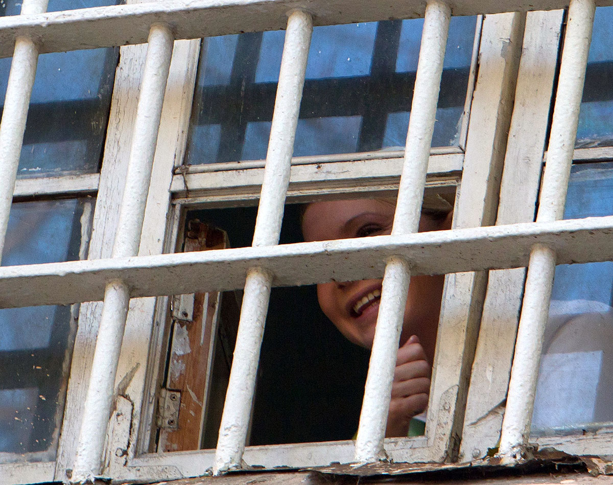 Timosenko mosolyog börtöne ablakából. A jókedv azonban erőltetett. A volt miniszterelnök gerincsérvere panaszkodik