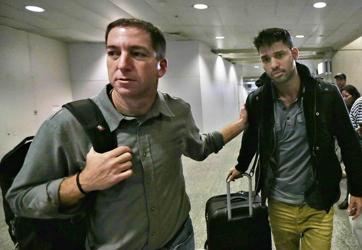Greenwald (balra) Mirandával a riói repülőtéren. Új leleplezéseket ígér