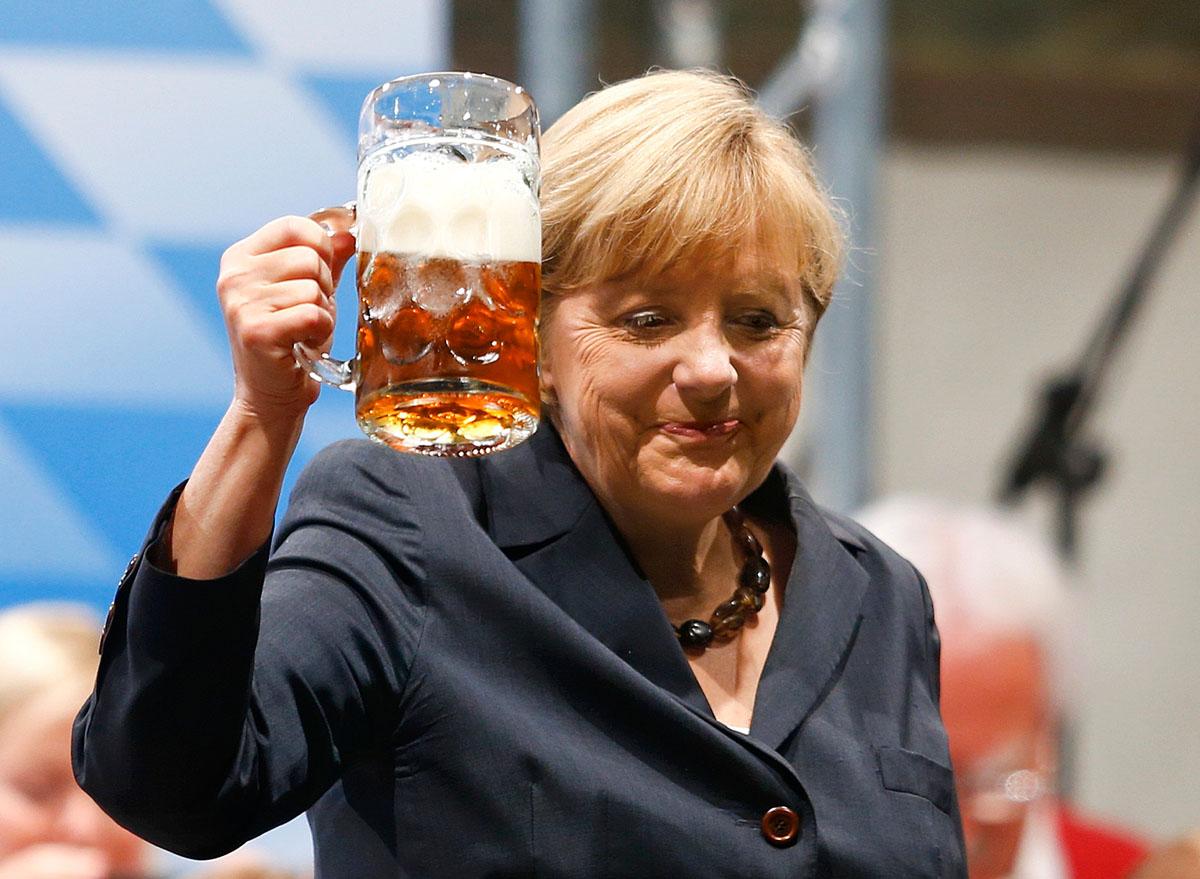 Angela Merkel a CDU kampánysátrában Dachauban