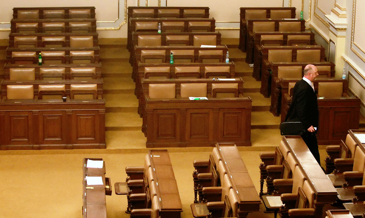 Az utolsó honatya is elhagyja az üléstermet, miután a prágai parlament alsóháza feloszlatta magát