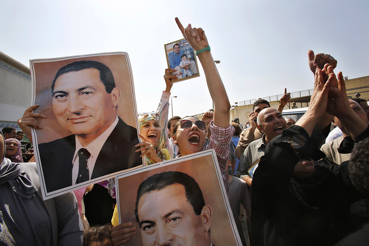 Miközben Mubarak helikopteren elhagyta a börtönt, hívei Kairó külvárosában ünnepeltek