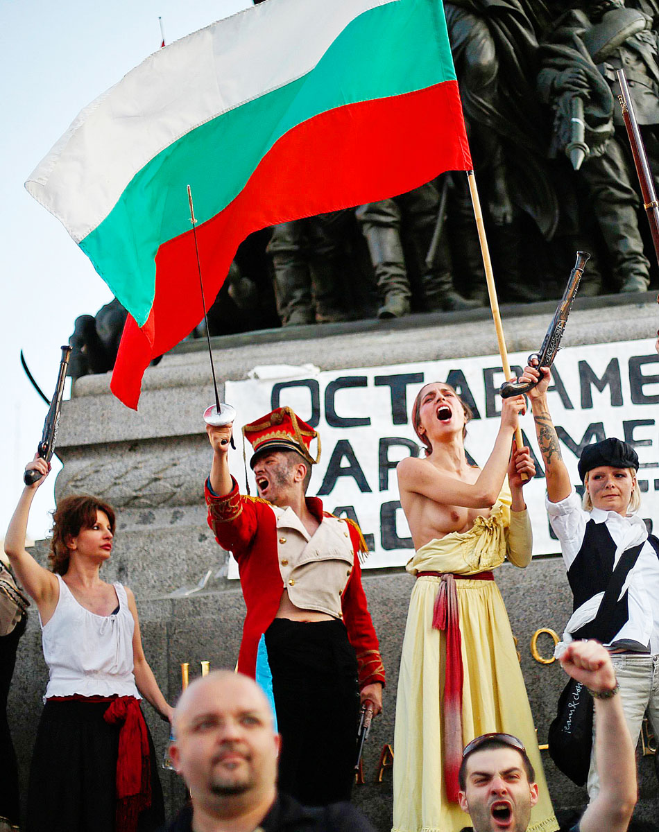 Történelmi jelmezekbe, francia forradalmároknak öltözött demonstrálók Szófiában