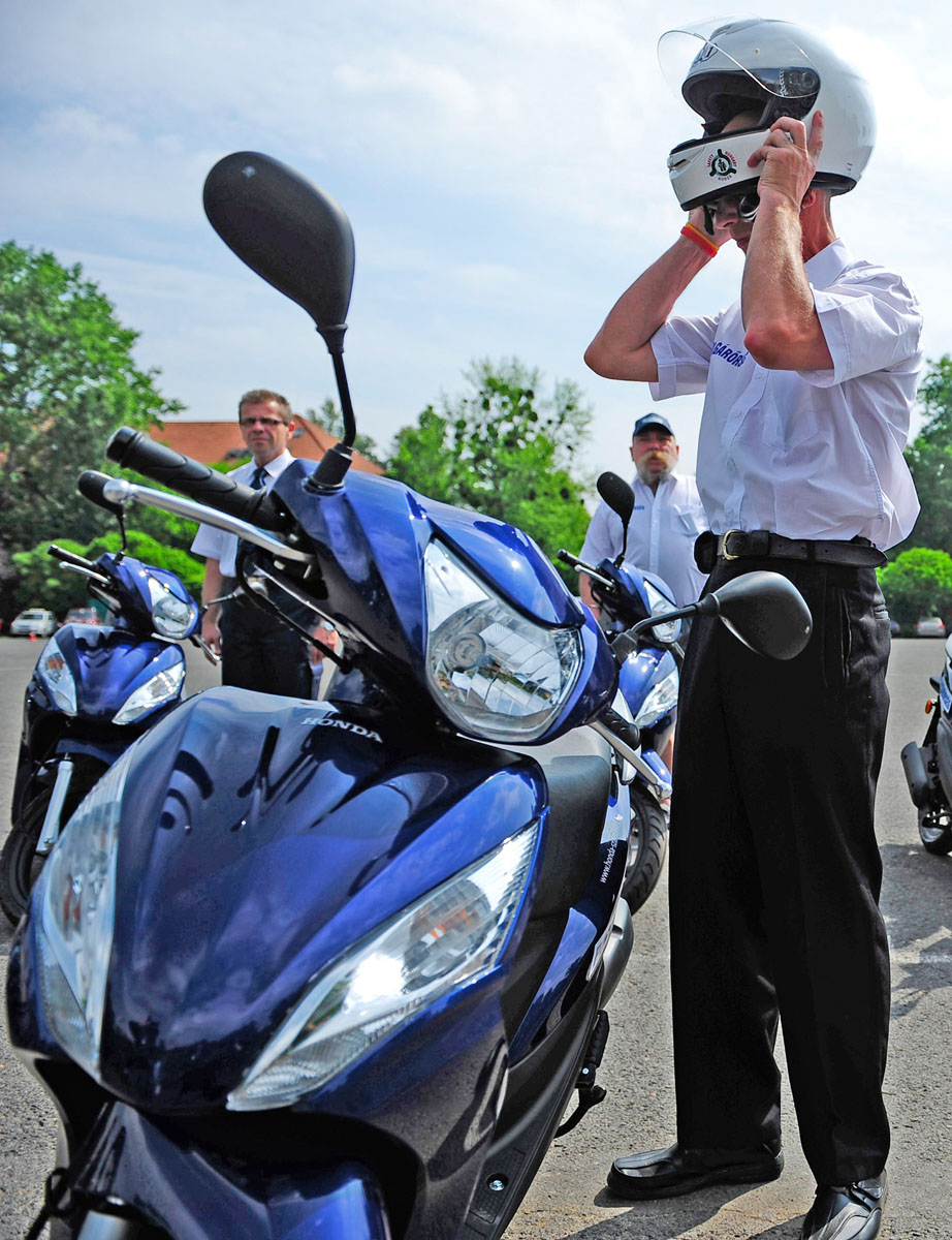 A rendőrségtől kapott motorokra ülhetnek a polgárőrök