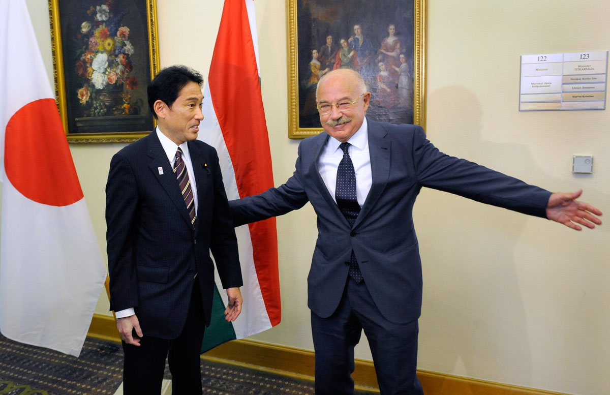Kisida Fumio és Martonyi János a Külügyminisztériumban 