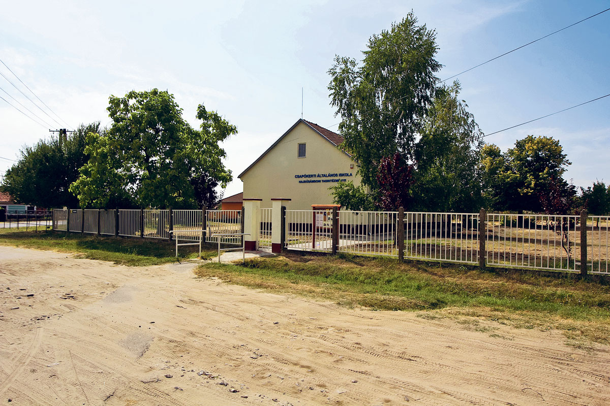 A Jókai utcai állami általános iskola a klasszikus falusias földút mentén