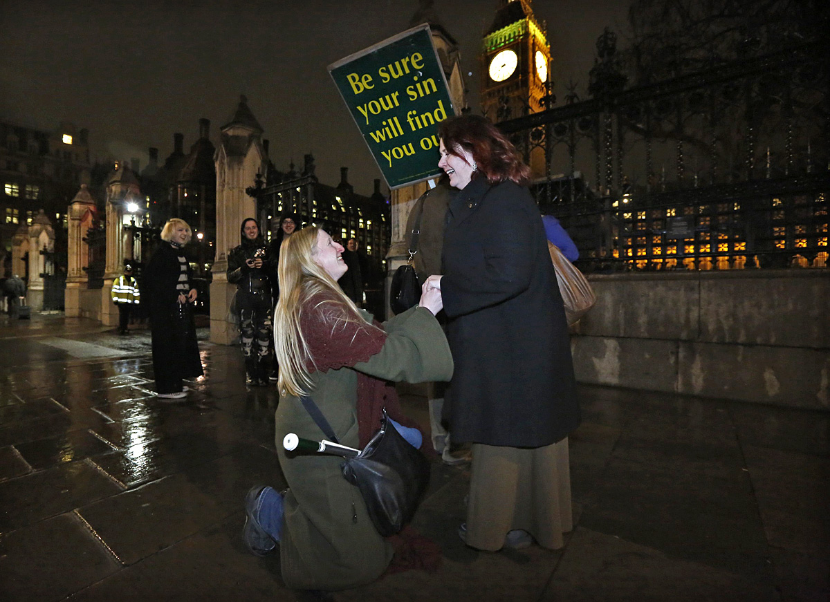 Elizabeth Maddison (balra) megkéri élettársa, Hannah Pearson kezét a londoni parlament előtt, még februárban. Az esküvővel 2014-ig várni kell. 