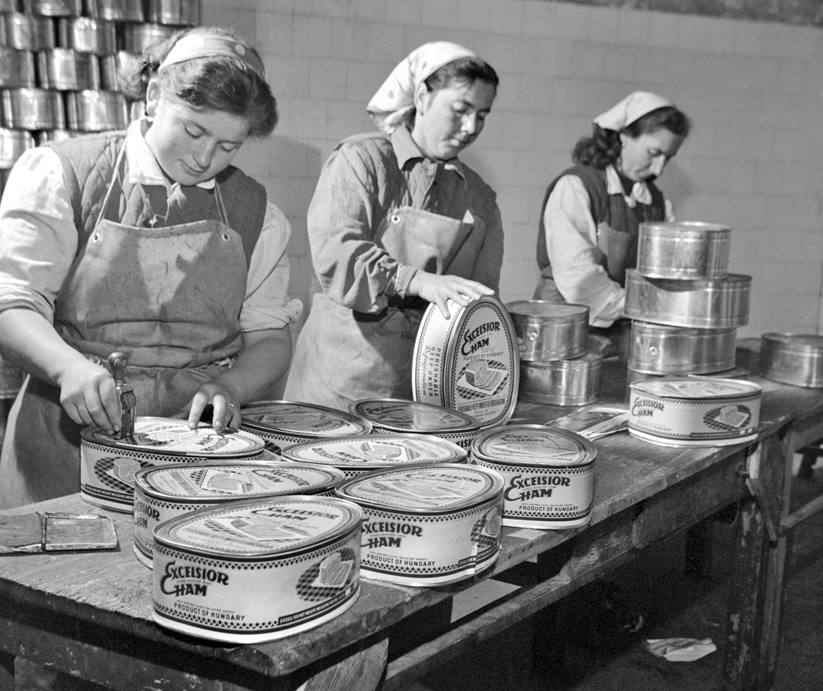 1959-ben munkásnők címkézik a  brüsszeli világkiállításon nagydíjat nyert, exportra készült sonka dobozait a Pápai Húsipari Vállalatnál