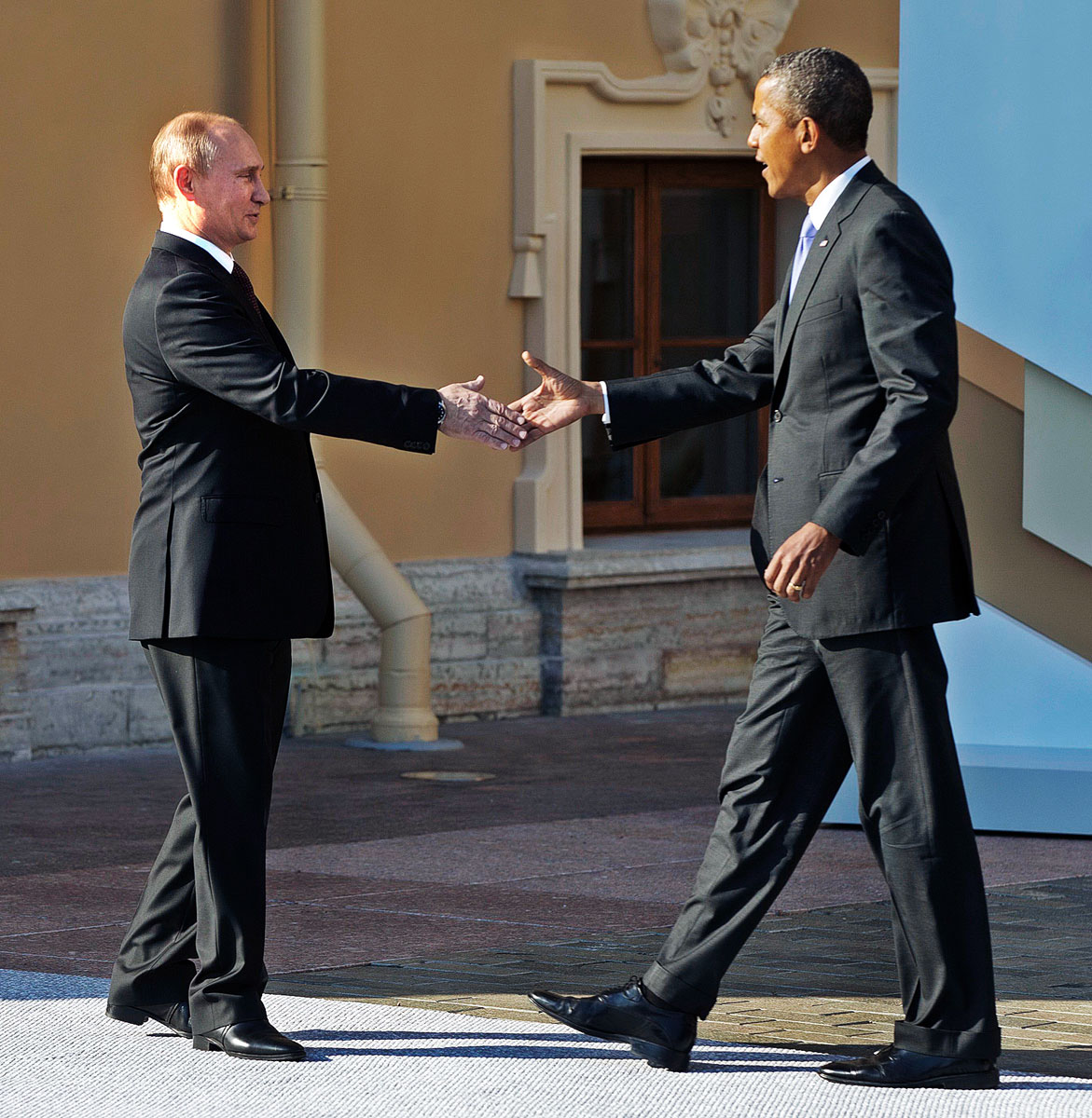 Putyin és Obama kézfogása. Nem jó a viszony