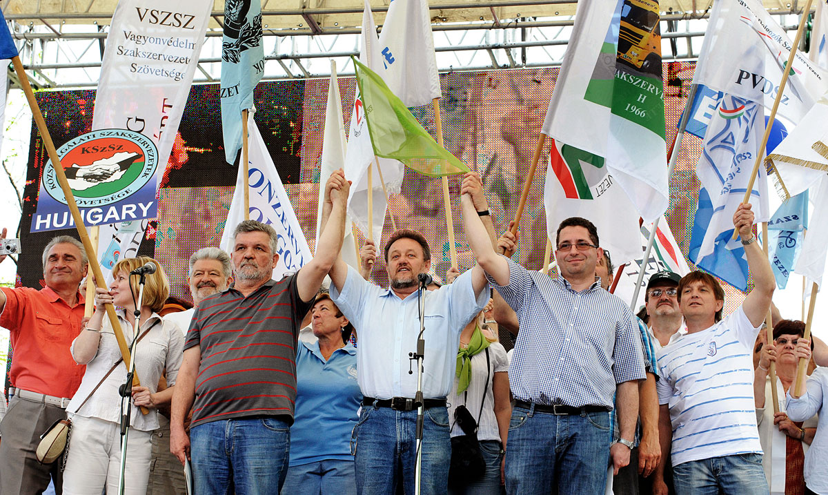 Egységben: Varga László, a SZEF, Pataky Péter, az MSZOSZ és Székely Tamás, az Autonómok elnöke május 1-jén