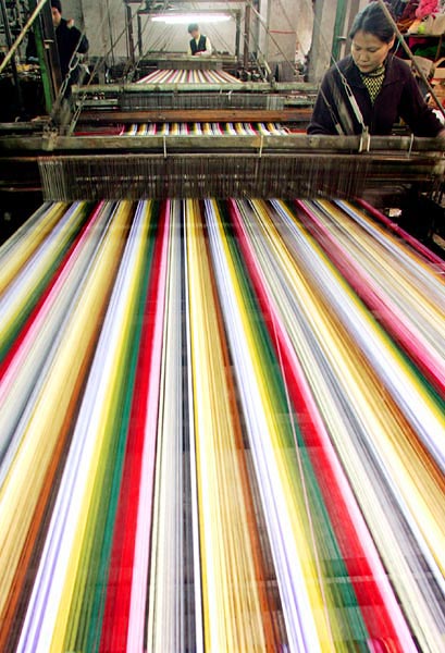 Kínai textilüzem. A Pekingben szőtt színes növekedési álmok könnyen valóra válhatnak.