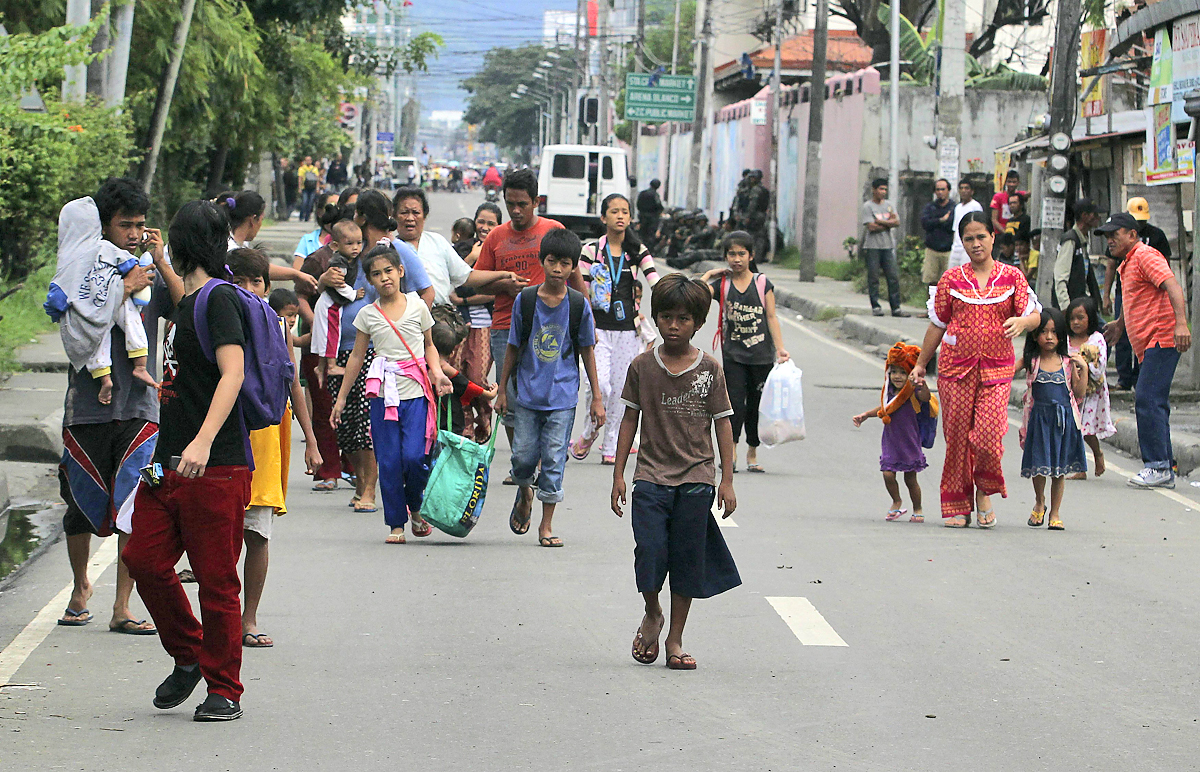 A lakosok az MNLF és a biztonsági erők összecsapásai elől menekülnek