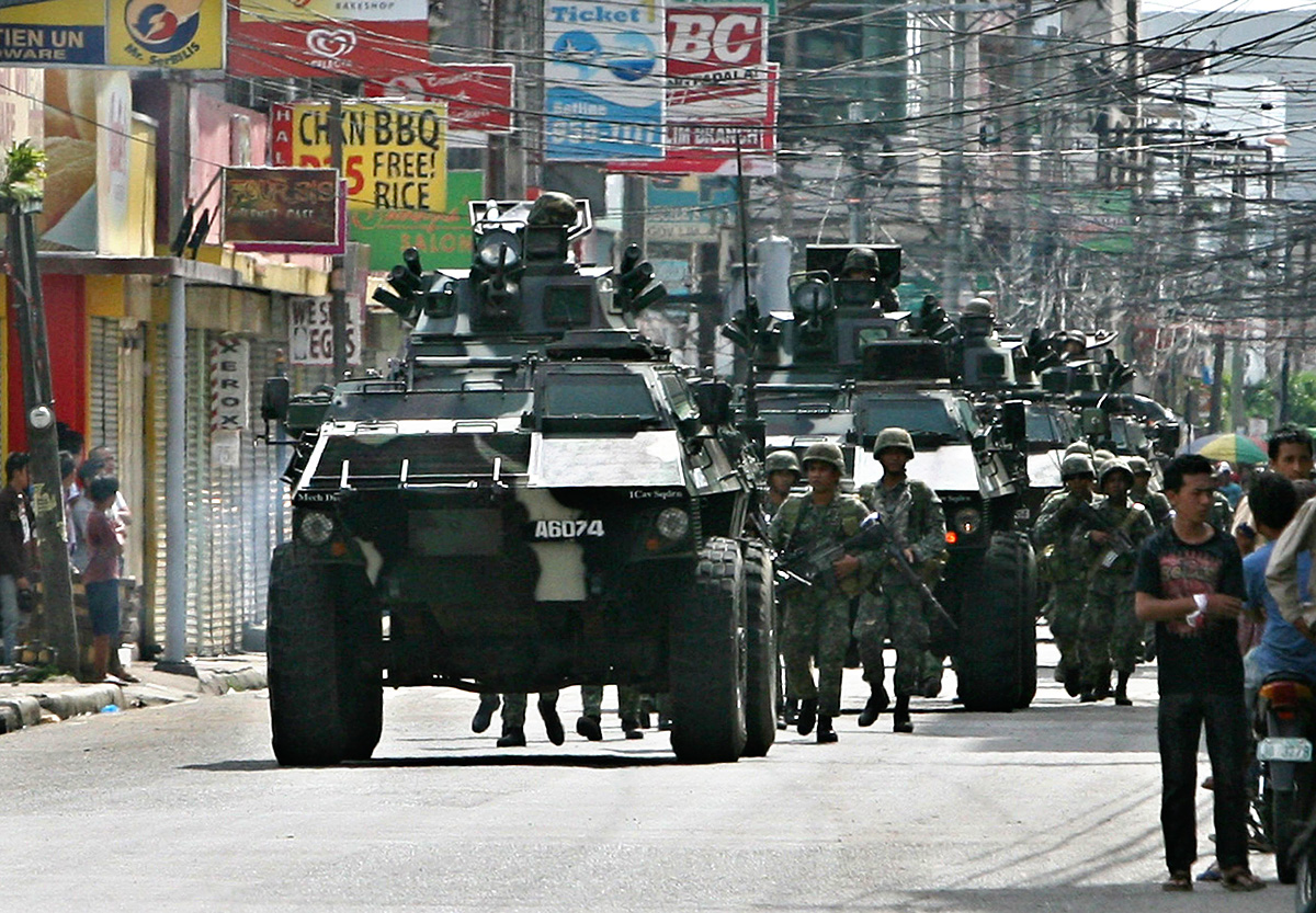 A fülöp-szigeteki biztonsági erők vonulnak fel Zamboanga városában