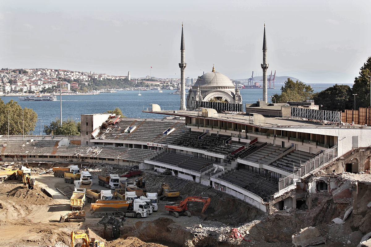 Törökországban is stadionépítések húzzák a gazdaságot. Az isztambuli Besiktas éppen akkor kap új stadiont, amikor bundázás miatt két évre kitiltották az európai kupaporondról