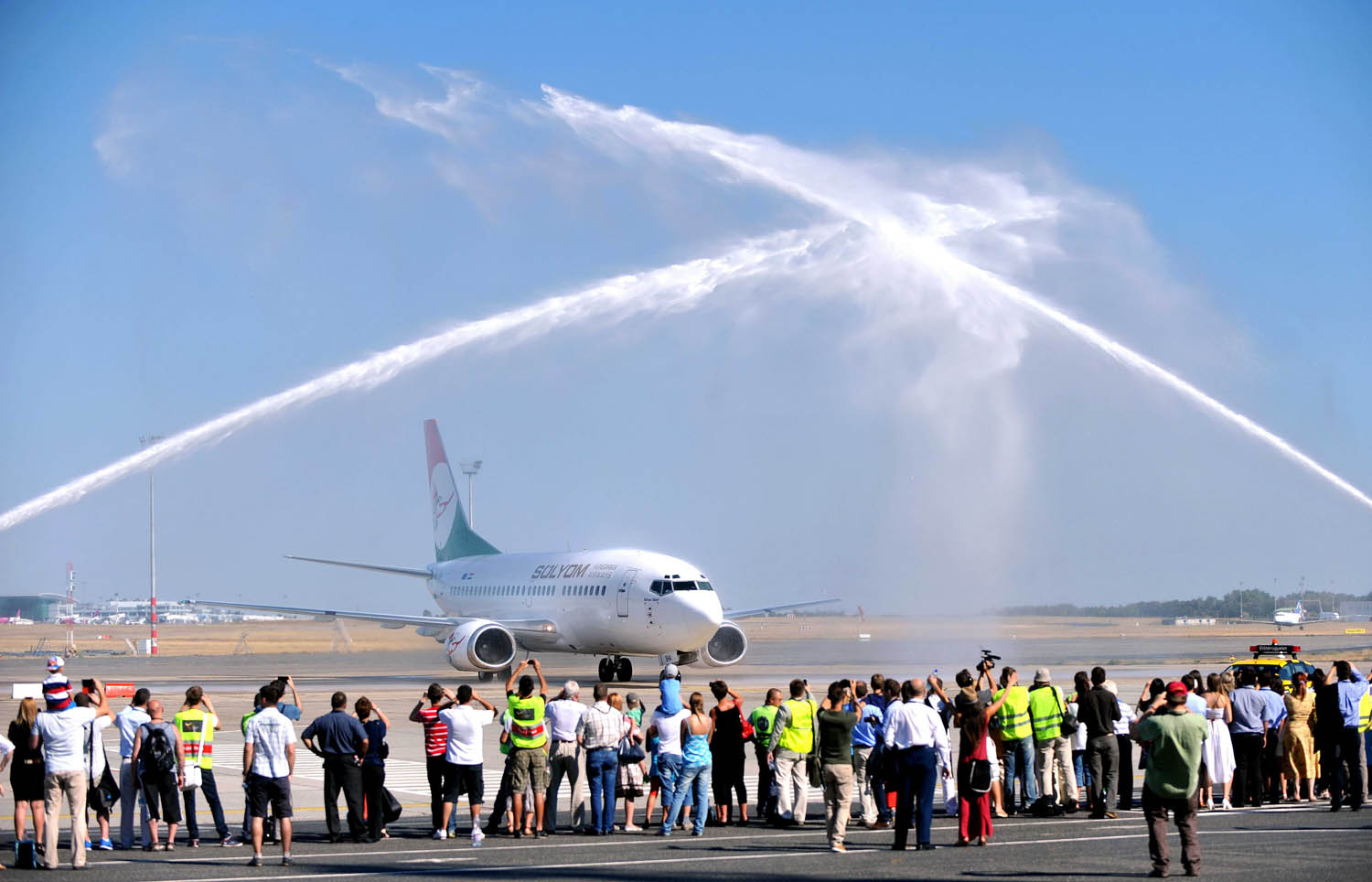 A Sólyom Airways Boeing 737-500 repülőjét a tűzoltók vízsugárral köszöntötték, tömegek várták