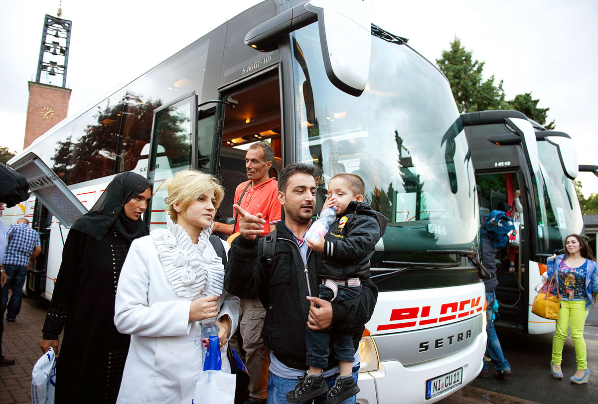 Szíriai menekültek érkeznek a németországi friedlandi ideiglenes menekülttáborba